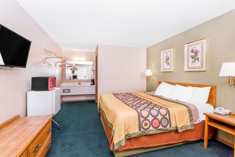 Super 8 By Wyndham Butler Hotel ภายนอก รูปภาพ