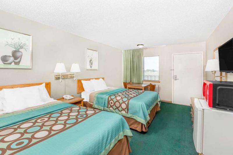 Super 8 By Wyndham Butler Hotel ภายนอก รูปภาพ